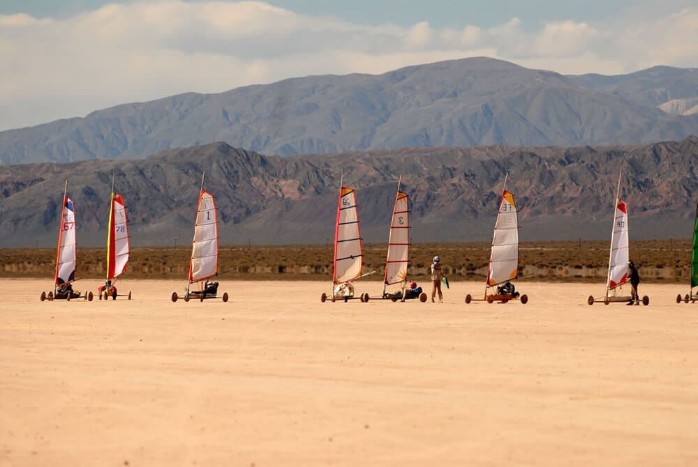 San Juan: el deporte predilecto de los visitantes es el carrovelismo, impulsado por el viento en la Pampa del Leoncito el carro a vela toma velocidad y se pierde en la montaña.