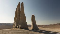 La Mano del Desierto, es uno de los puntos turísticos más atractivos de la Región de Antofagasta.
