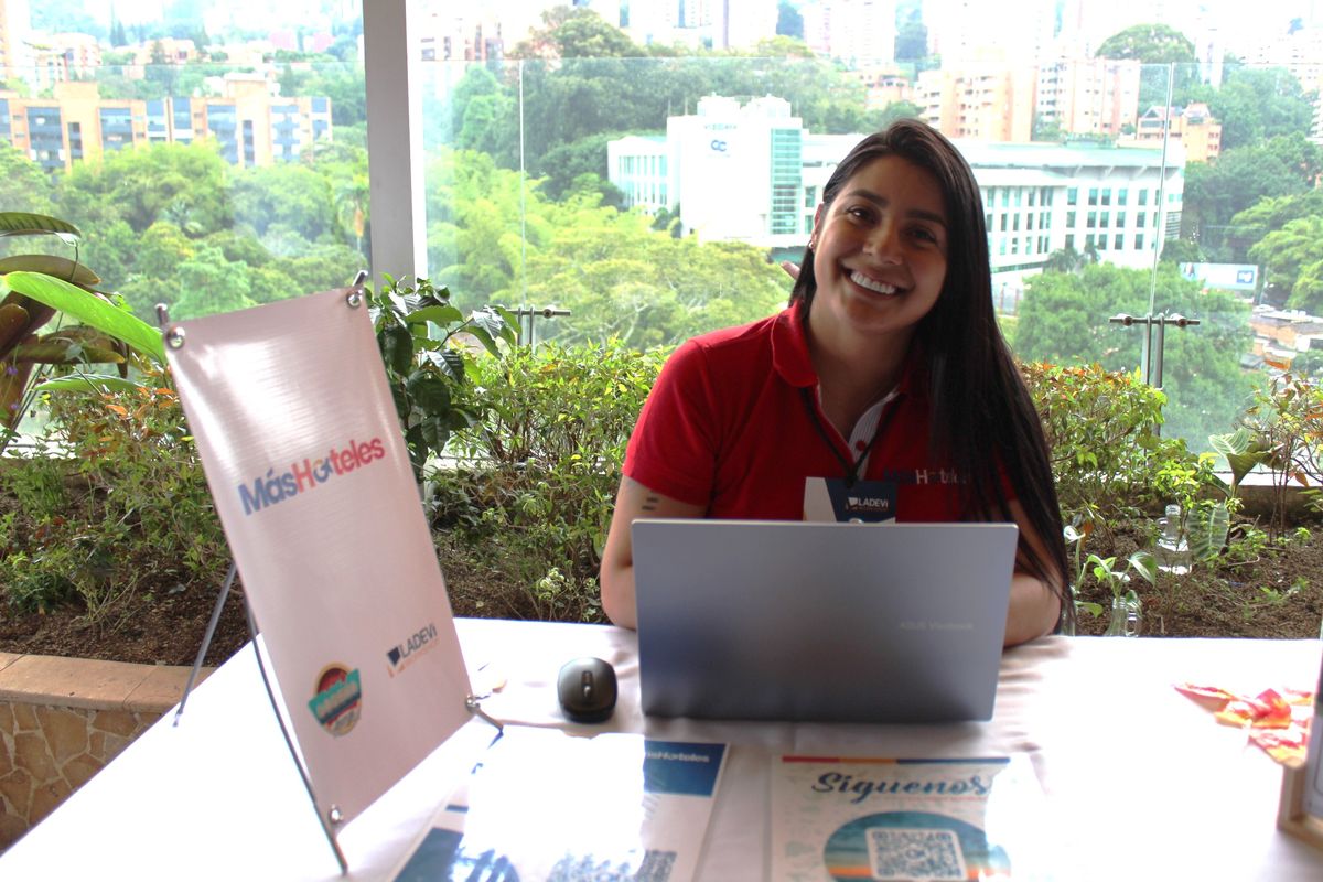 Representante comercial de MasHoteles en el Workshop de Ladevi en Medellín.