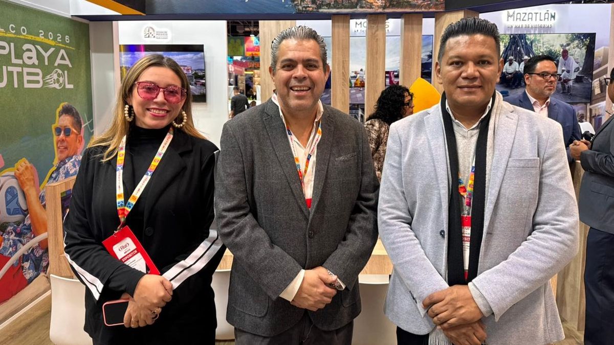 Estefan&iacute;a P&aacute;ez, gerente de Promoci&oacute;n Internacional de OCV Ixtapa Zihuatanejo; junto a Pedro Castel&aacute;n Reyna, director ejecutivo de OCV Ixtapa Zihuatanejo; y Jes&uacute;s Gallegos Galv&aacute;n, director de Turismo de Zihuatanejo.