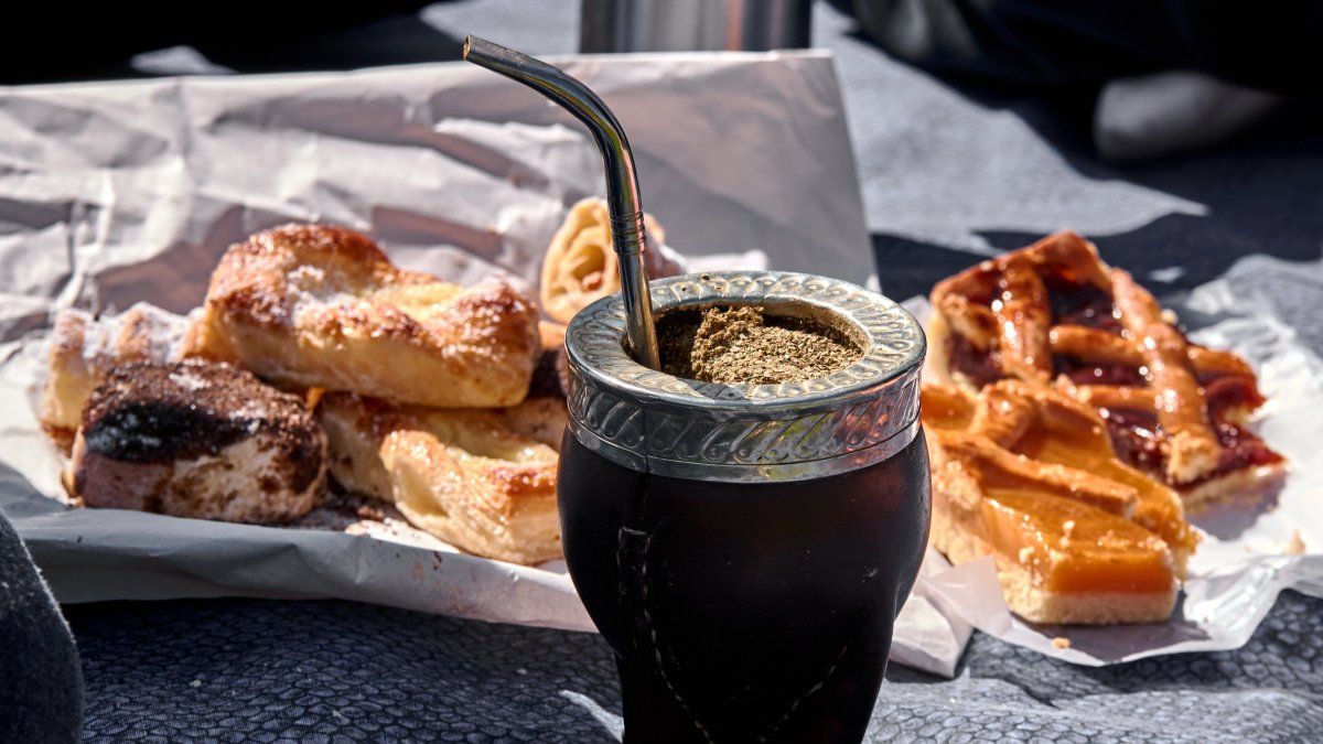 Recorriendo Buenos Aires se puede disfrutar de un mate y las facturas bien porteñas. Recorriendo Buenos Aires se puede disfrutar de un mate y las facturas bien porteñas.
