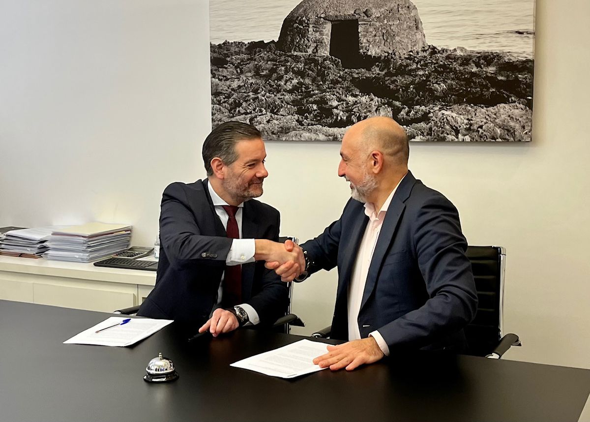 El conseller de Turismo del Consell de Mallorca, Andreu Serra, y el presidente de Green & Human, Ginés Martínez, durante la firma.