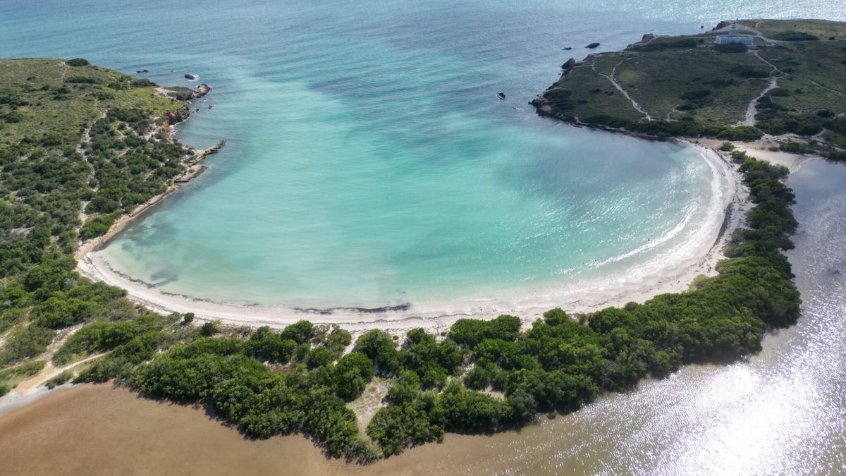 Playa Sucia es un destino en Cabo Rojo, Puerto Rico, perfecto para quienes disfrutan explorar, caminar y descubrir rincones menos concurridos.