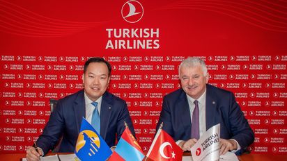 Munhktamir,director ejecutivo de MIAT Mongolian Airlines y Bilal EKSI, director ejecutivo de Turkish Airlines.
