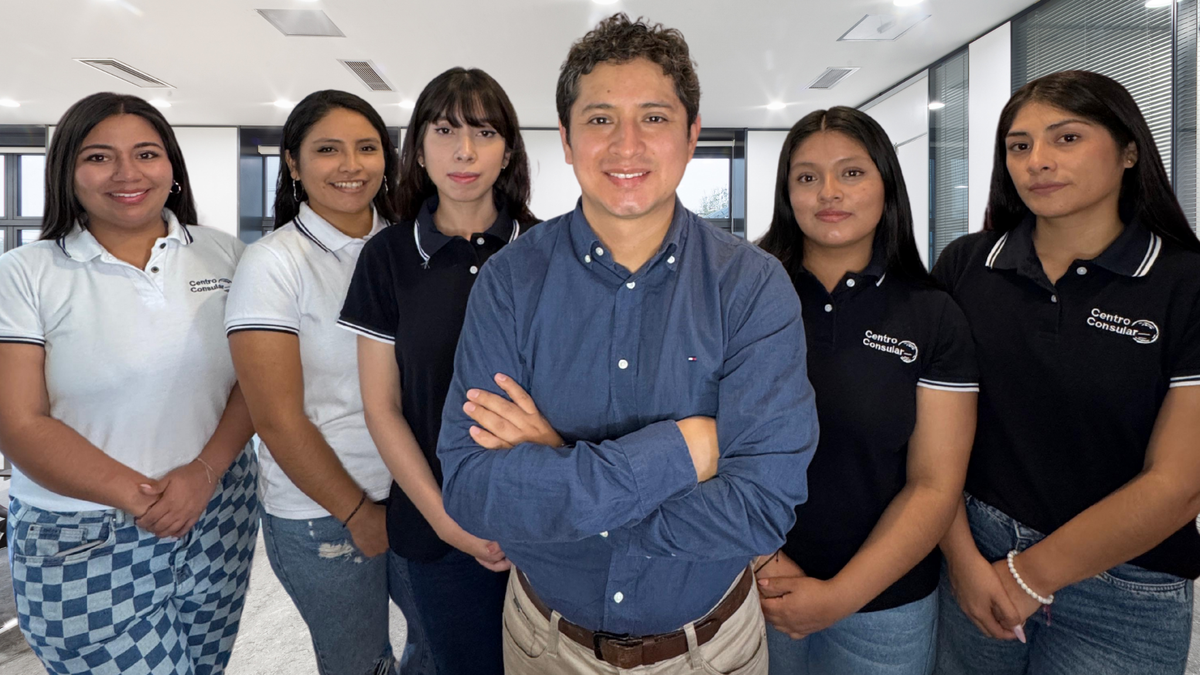 Robert Almonacid, gerente general de Centro Consular, junto a su equipo de Atención al Cliente.