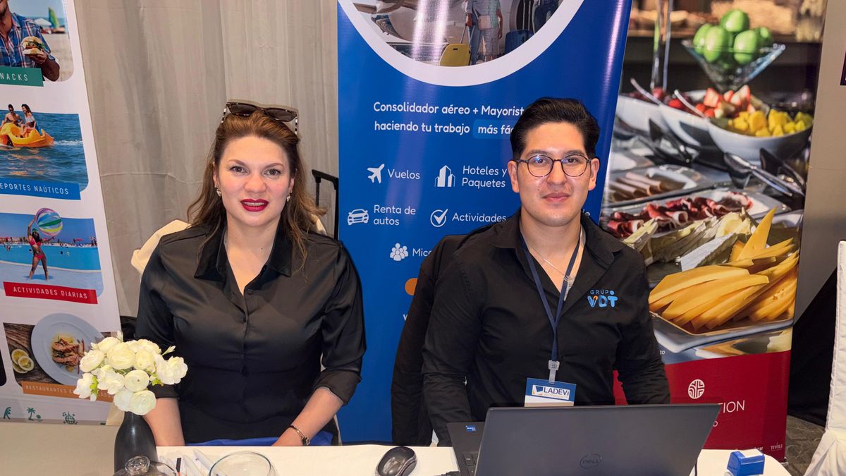 Ximena Maridueña, gerente general del consolidador aéreo Grupo VDT Ecuador; y Jair Torres, ejecutivo comercial, en los Ladevi Workshop.