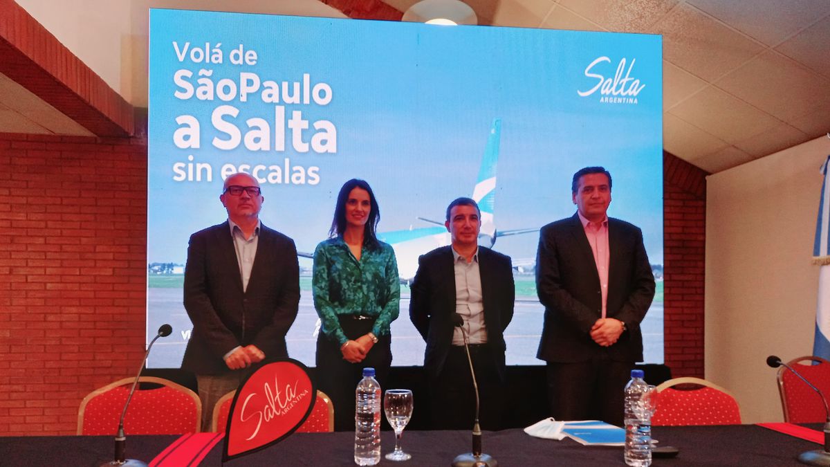 Aerolíneas Argentinas realizará la nueva conexión aérea entre la provincia de Salta y el Estado de San Pablo. En la presentación estuvieron presentes: Gustavo Di Mecola, Manuela Arancibia, Fabián Lombardo y Ricardo Sosa.