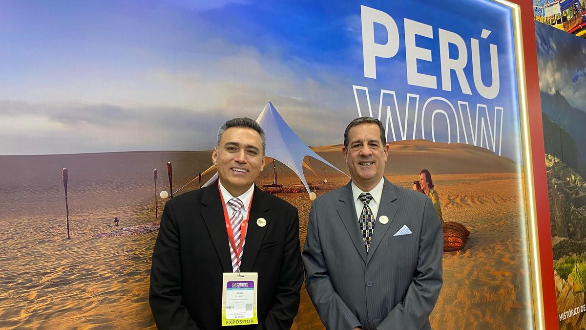 Julio Camargo DIrector de oficina comercial de PromPerú en Colombia - Ricardo Baraybar Subdirector de Promoción del turismo receptivo en el stand de PromPerú.