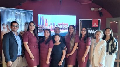 Equipo Universal de Viajes, incluida Cecilia Paredes, junto a representantes de Arabian Connection y Emirates.&nbsp;