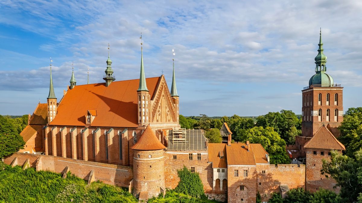 Europamundo: los viajes en Polonia se realizan con guía en español e&nbsp;incluyen desayuno tipo buffet y transporte en bus moderno y confortable.