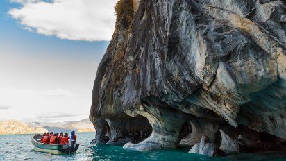 Las Capillas de Mármol son cavernas erosionadas por el lago.