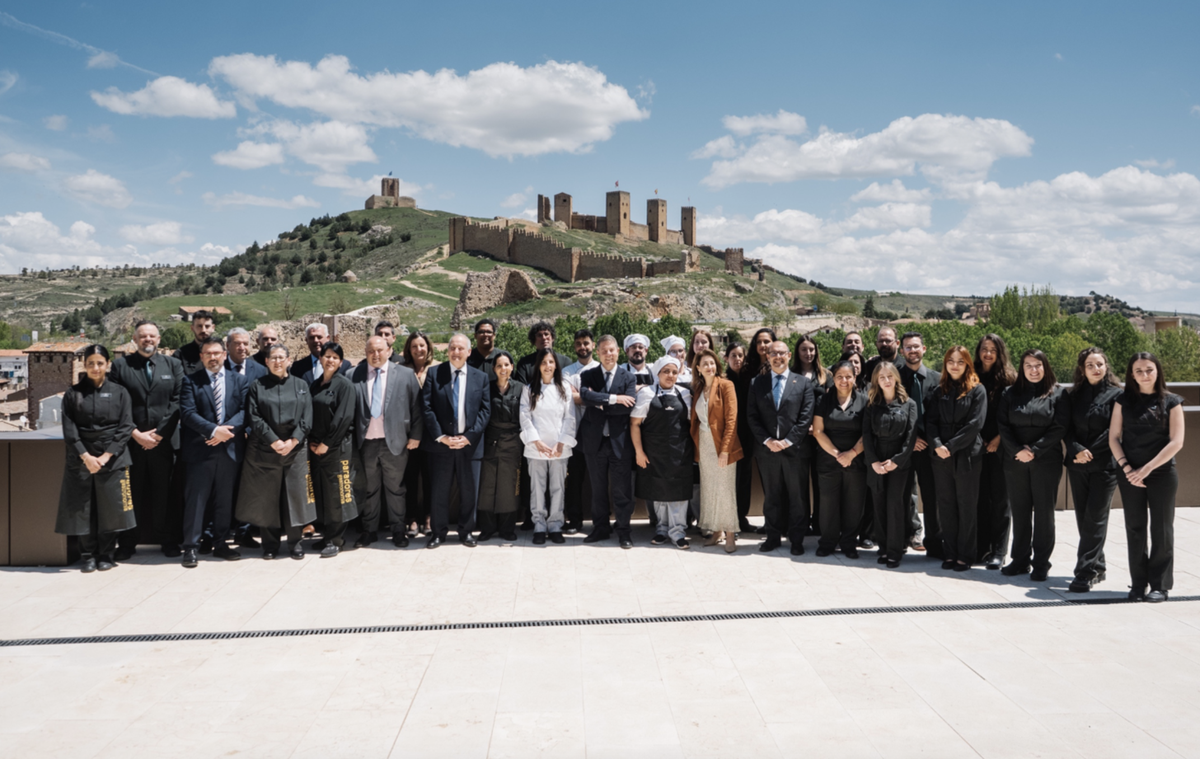 Jordi Hereu y otros representantes públicos inauguran el nuevo Parador de Molina de Aragón.