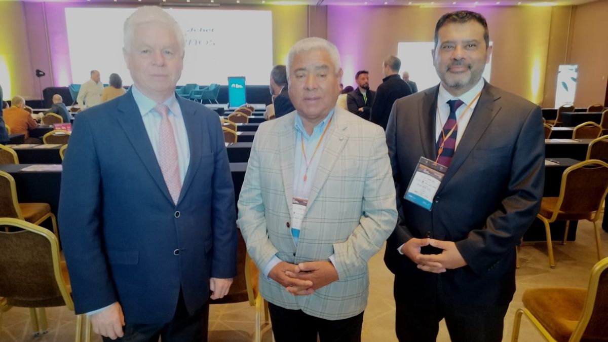 Guillermo Correa, presidente de Achet, junto al alcalde de Arica, Orlando Vargas Pizarro y Alberto Duarte, director regional de Sernatur.