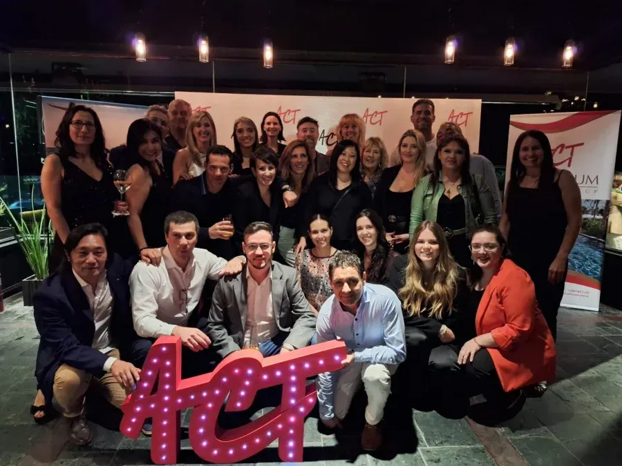 El equipo de ACT Travel presente en su agasajo de despedida del año.