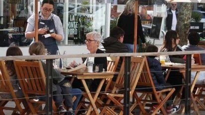 Los principales obstáculos percibidos por los empleados con experiencia en el sector son los bajos ingresos, las largas jornadas, los clientes difíciles, la falta de formación y los entornos de trabajo estresantes y complejos.