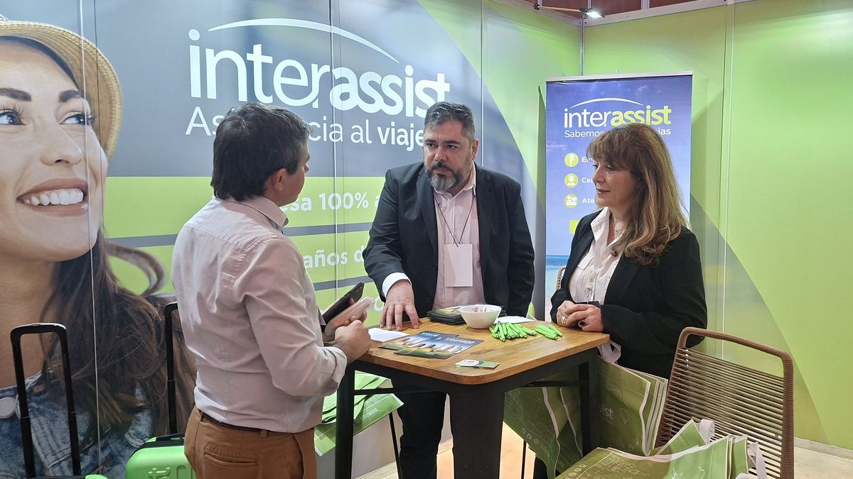 Graciela Albornoz, directora Comercial de Interassist, junto a Darío Fasulo, supervisor Comercial de Interior de la firma, en el Workshop Turístico 2026, de Córdoba, realizado recientemente.