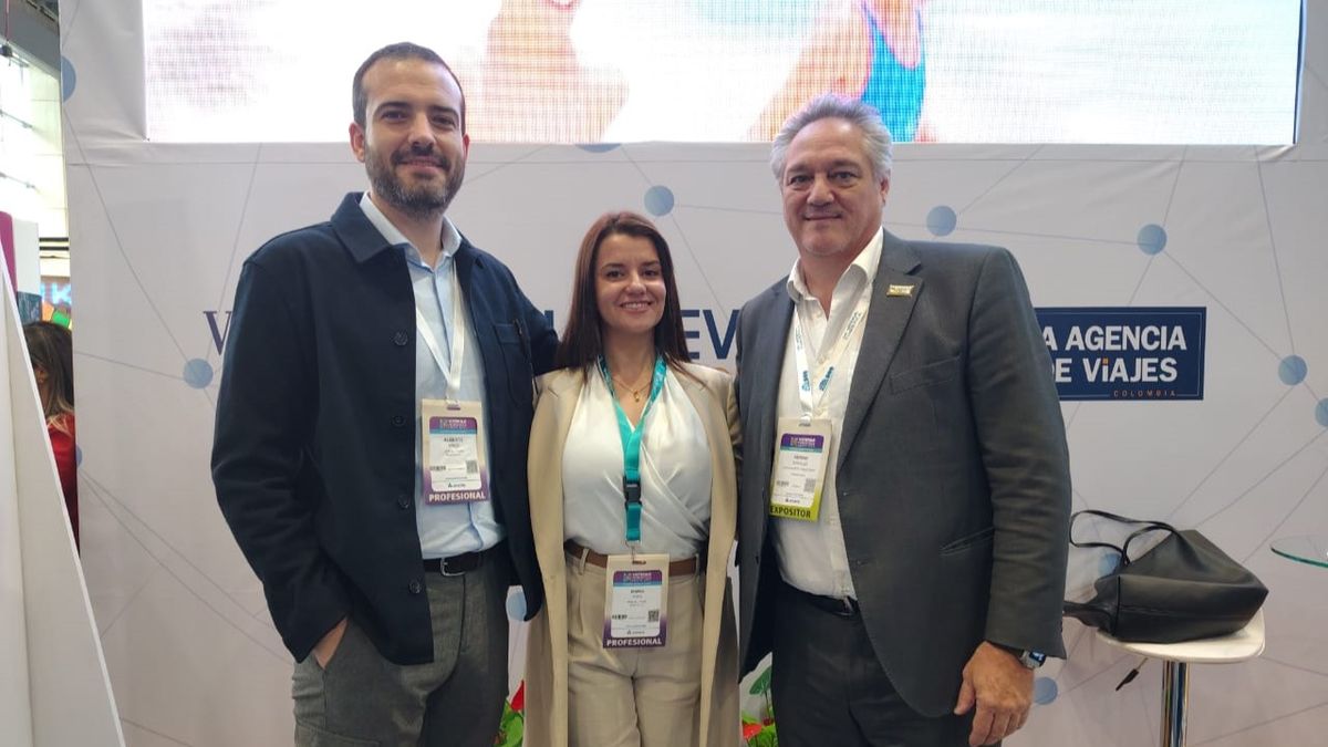 El equipo de Welcome Beds junto a Adrián González, director comercial de Ladevi México.