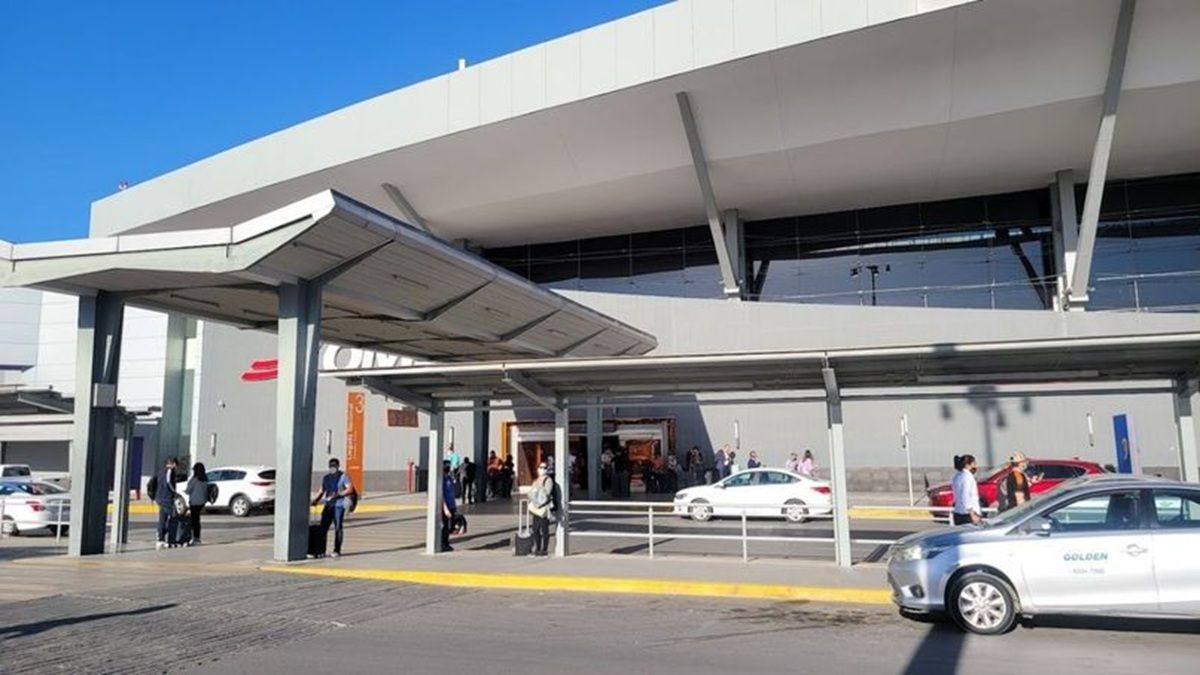 Cada terminal del aeropuerto cuenta con un estacionamiento con precios distintos.