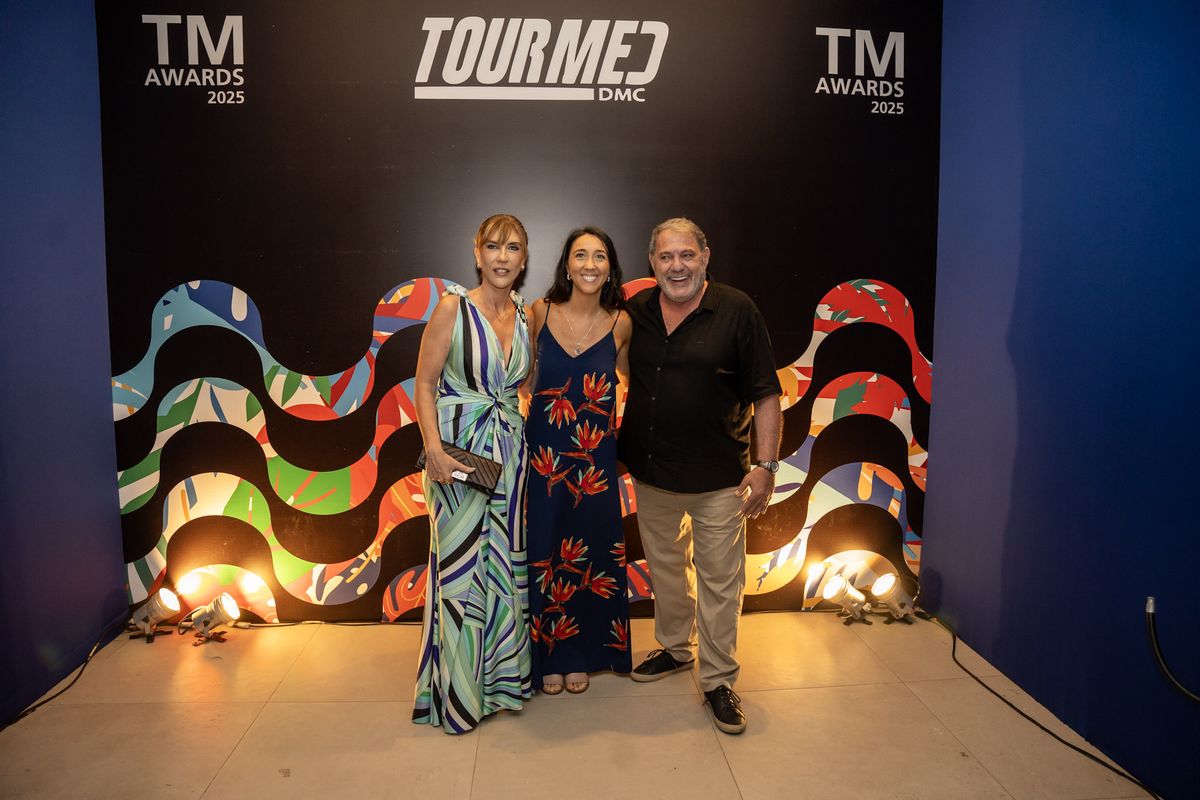 Tourmed DMC también le entregó un premio a Ladevi Medios y Soluciones, recibido por Agustina González, adscripta de Dirección.