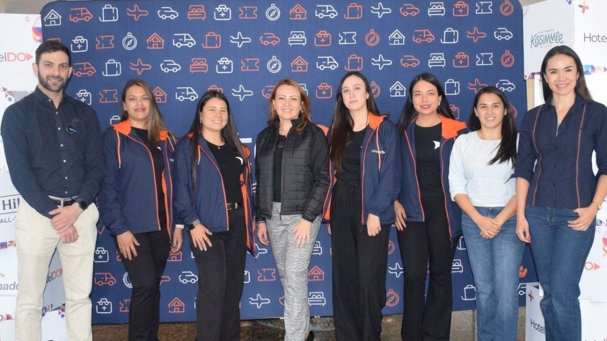 Nicolás Iglesias, Global Marketing Manager de HotelDO; Adriana Gil, directora comercial para Colombia y Perú; Diana Salas, y el equipo de HotelDO en Colombia, durante la jornada de HotelDO The Tour 2026 en el Hotel Bogotá Plaza.