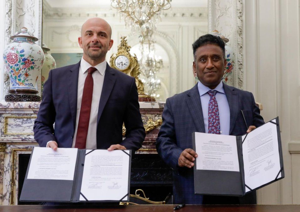 El Secretario de Transporte de la Argentina, Franco Mogetta, y el director General de la Autoridad de Aviación Civil de Etiopía, Getachew Mengistie, exhiben los documentos firmados.