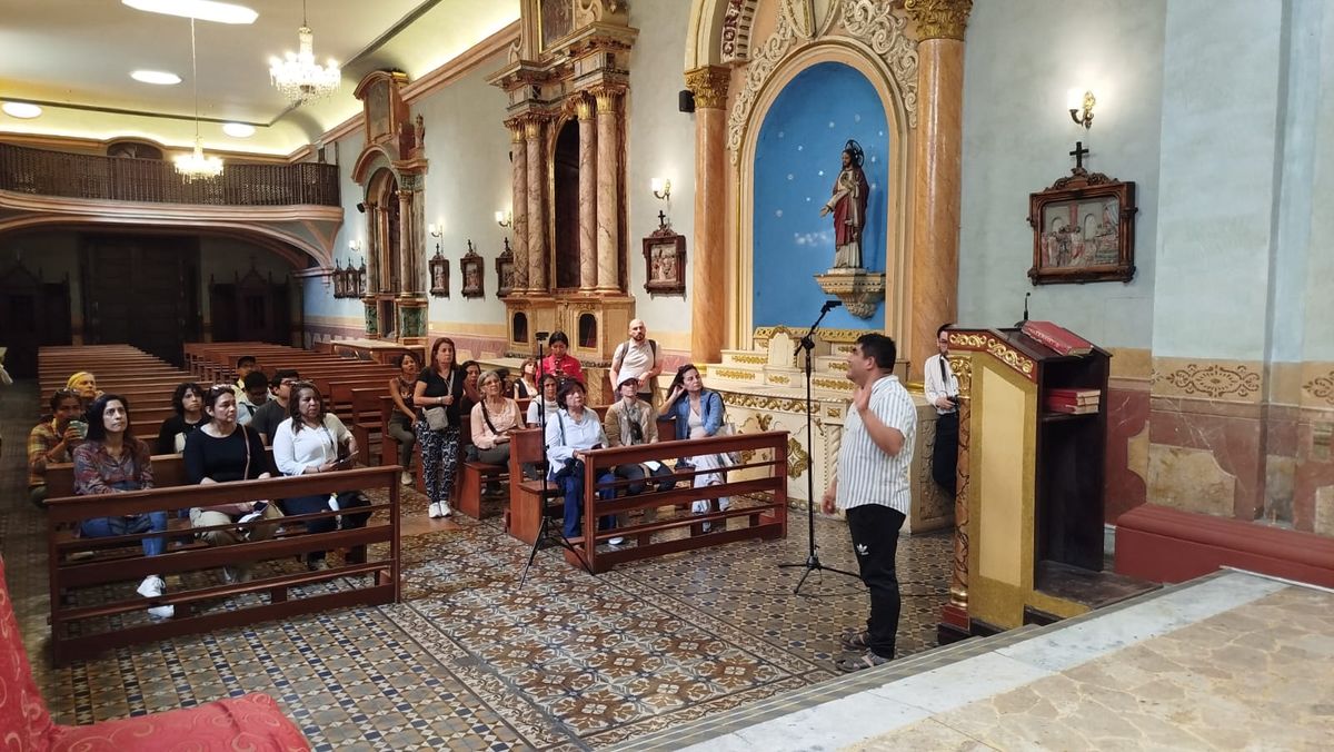 Padre Alex Ballena, superior de la Orden de los Camilos, relatando la historia del convento.