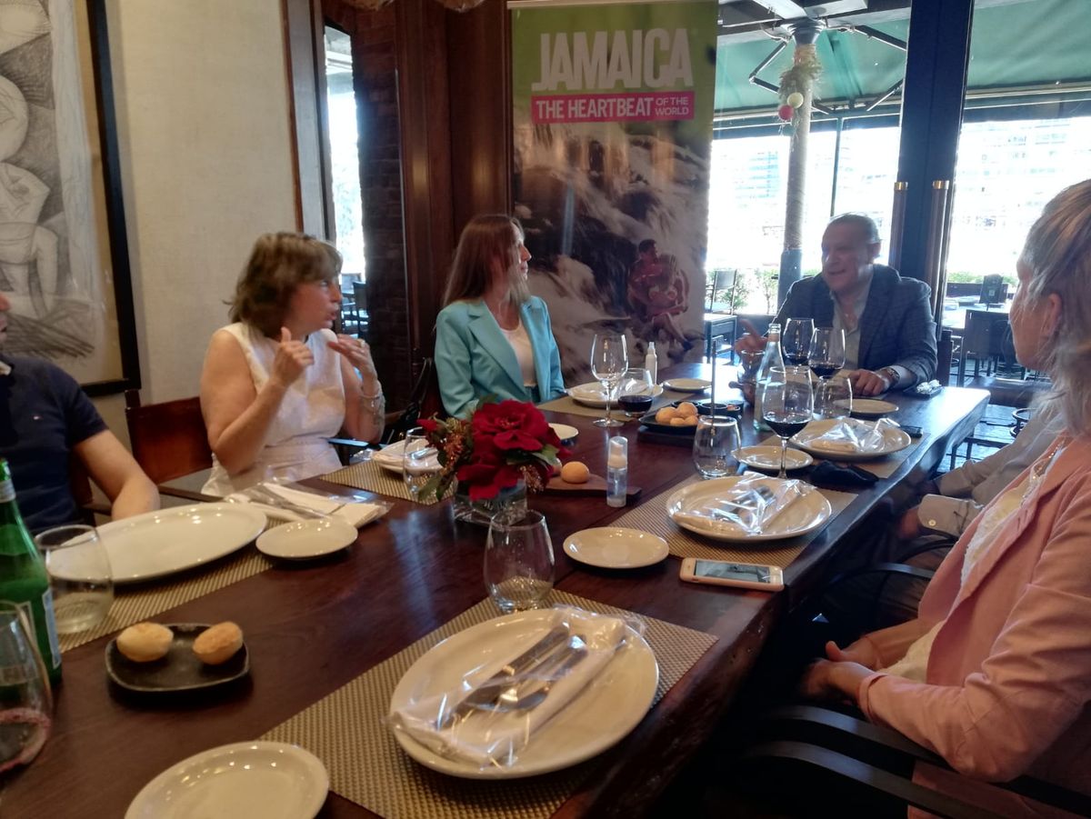 El almuerzo se dio en el contexto de la Feria Internacional de Turismo de América Latina (FIT).