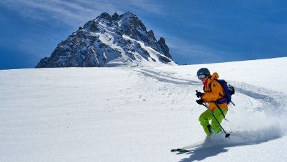 Esquiador en Baqueira (pista de Nieve en los Pirineos españoles)