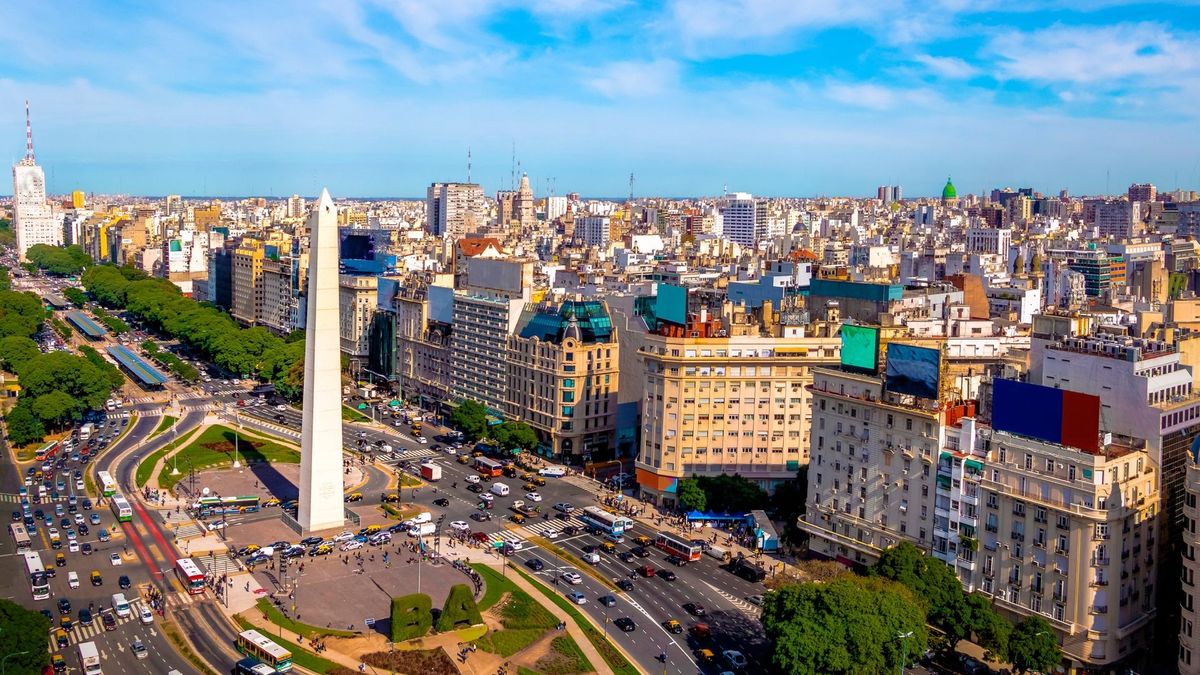 Aerolíneas Argentinas opera 20 frecuencias semanales entre Santiago y Buenos Aires. - Ladevi Medios y Soluciones Aerolíneas Argentinas opera 20 frecuencias semanales entre Santiago y Buenos Aires.