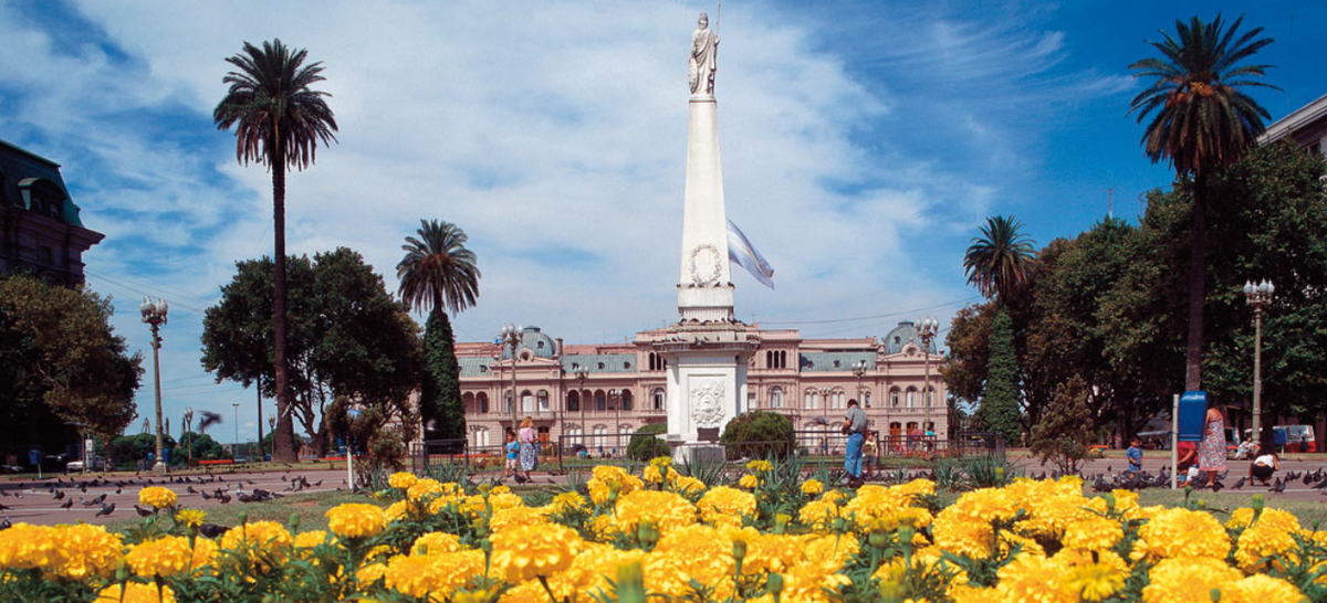 La Plaza de Mayo es un escenario de múltiples episodios históricos, destacándose el Cabildo, la Catedral Metropolitana y la Casa Rosada.