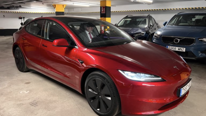 Vehículo Tesla ofrecido gratuitamente a sus huéspedes por el Hotel Bécquer de Sevilla.