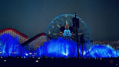 Un nuevo espectáculo debuta en Disneyland Resort como parte de la celebración por el 100° aniversario de The Walt Disney Company.