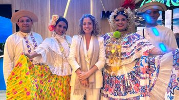 La directora de la Autoridad de Turismo de Panamá, Gloria de León, junto a los artistas del stand en Fitur.