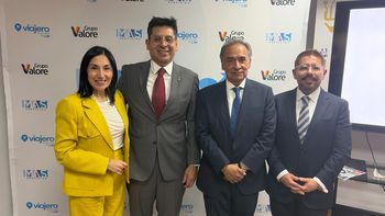 Grace Cortés, directora comercial de Más Servicios; Pablo Pástor, gerente general de Más Servicios Ecuador; Reynaldo Islas, director general de Más Servicios; y Fausto Olivos, gerente comercial de Más Servicios Ecuador.&nbsp;