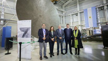 Las autoridades del gobierno provincial, el ministerio, EANA, Invap y el Banco de Desarrollo posan frente a la antena de un RMA (Radar Meteorológico Avanzado).