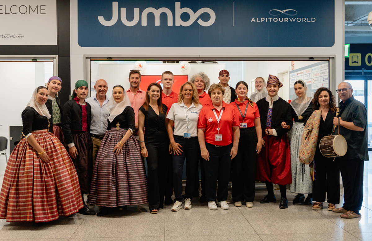 Representantes de Jumbo y Air Canadá en uno de los puntos de venta de Jumbo