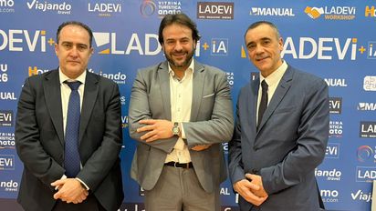 Francisco Vidal de Grupo Transvia, David Patiño de Holon Travel, y Alberto Jiménez de Grupo Transvia.