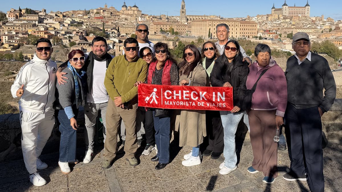 Delegación de CHECK IN Mayorista en Roma con vistas panorámicas de la ciudad eterna.