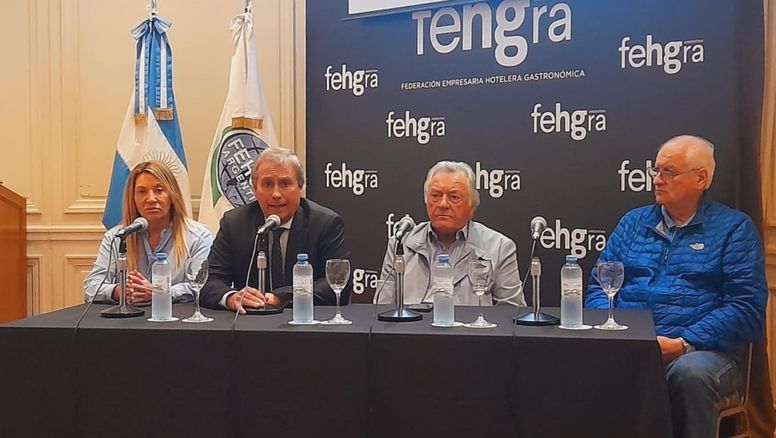 Fernando Desbots y Luis Barrionuevo encabezaron la presentación desarrollada en Fehgra. A sus lados, Laura Sasprizza, secretaria de Prensa de Uthgra Nacional; y Juan José Bordes, secretario gremial de UTHGRA Nacional.&nbsp;