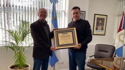 Jorge Sartori, presidente de ACAV,&nbsp; recibiendo la distinción de manos de Alejandro Lastra.