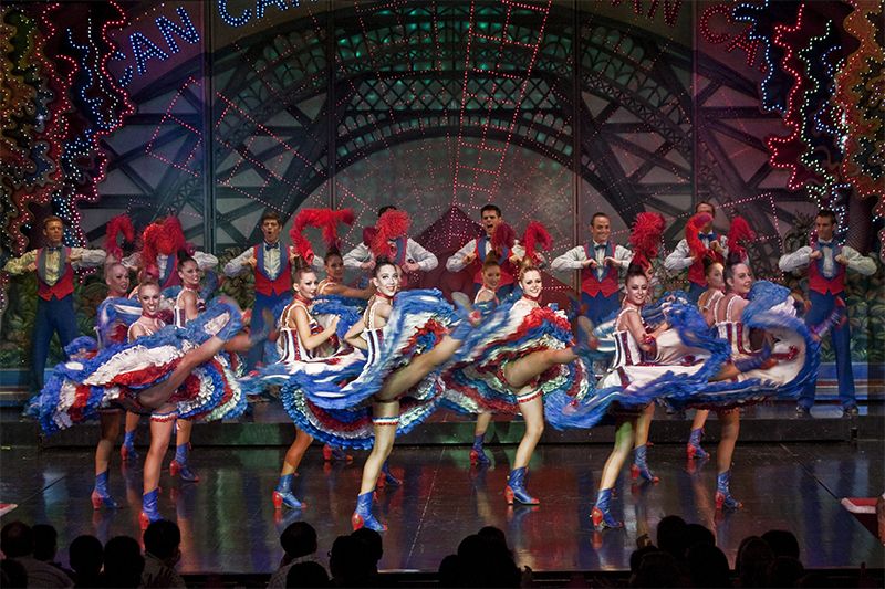 El característico cancán francés se baila todas las noches en el escenario y también es aclamado en el mundo entero.