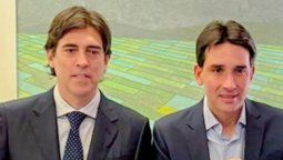 El ministro de Obras Públicas, Servicios y Vivienda de Bolivia, Mauricio Zamora y el Ministro de Puertos y Aeropuertos de Brasil, Silvio Costa Filho, exhiben el memorando firmado.