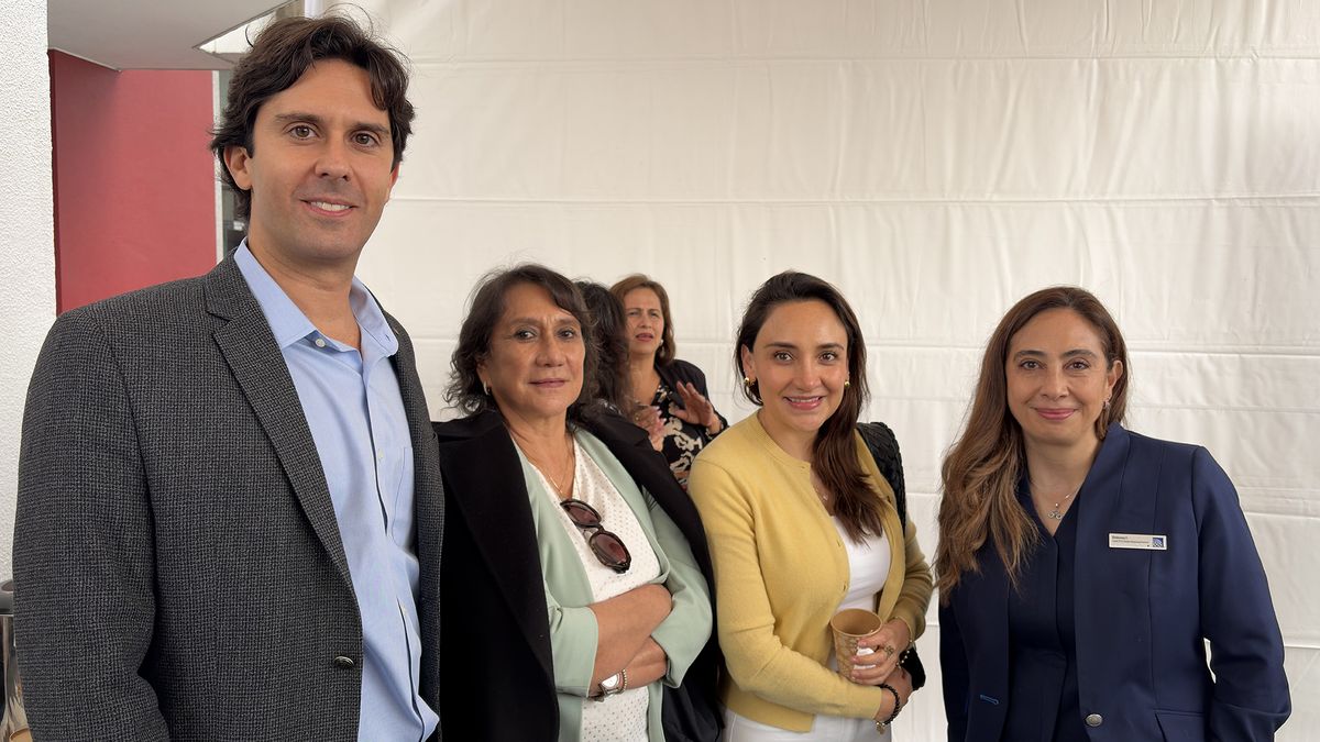 Evento de presentación de oficina remodelada de United Airlines en Quito, con presencia de agencias de viajes. 