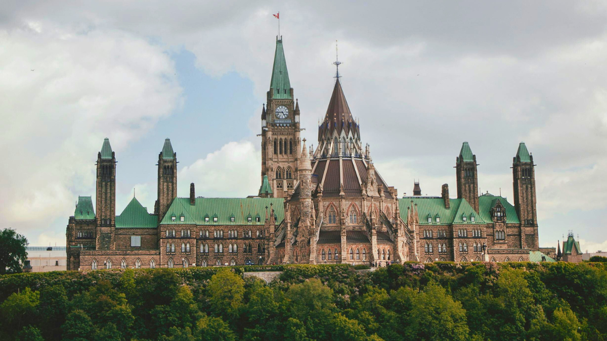 La Colina del Parlamento alberga la sede del gobierno de Canadá.