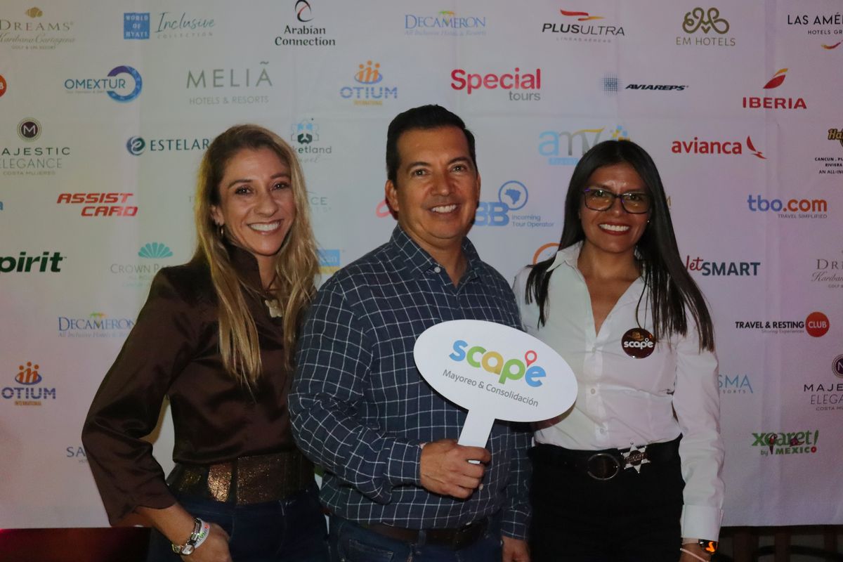 Tatiana Castellanos, directora comercial de Scape Mayorista. Héctor Aponte, gerente de la agencia de viajes Santur y Scape Mayorista. Jennifer García, líder de consolidación en Scape Mayorista.