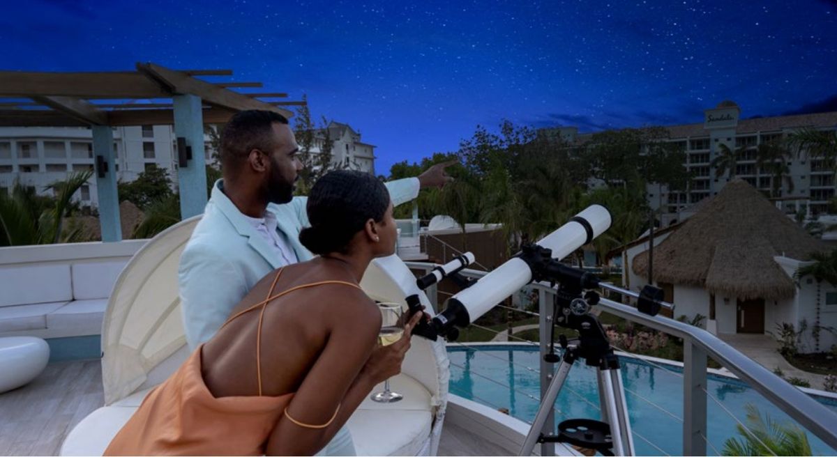 Observación de estrellas en las Coyaba Sky Villa Swim-up Rondoval Suites en Sandals Dunn’s River.