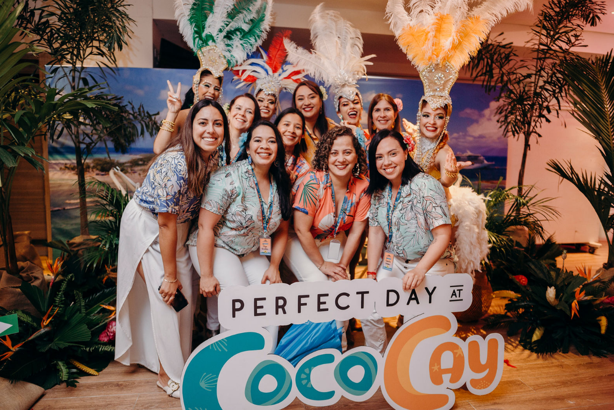 Deluxe Travel festejando el regreso de Royal Caribbean.