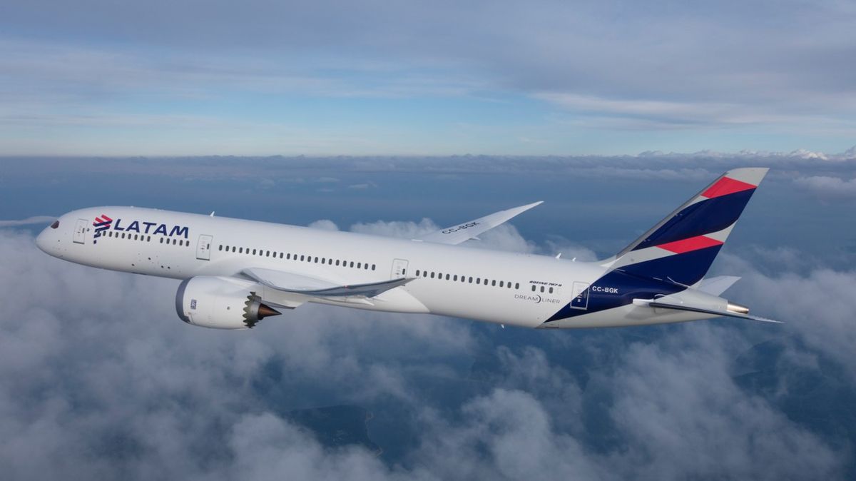 Latam Airlines busca ser cada día más sostenible a través de la eliminación de plásticos de un solo uso a bordo y su objetivo de usar un 5% de Combustibles Sostenibles de Aviación (SAF) al 2030. &nbsp;