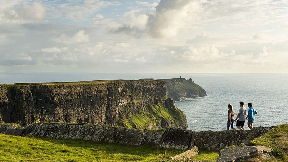 Al oeste de Irlanda, los acantilados de Moher resultan impactantes con sus 8 km de extensión.
