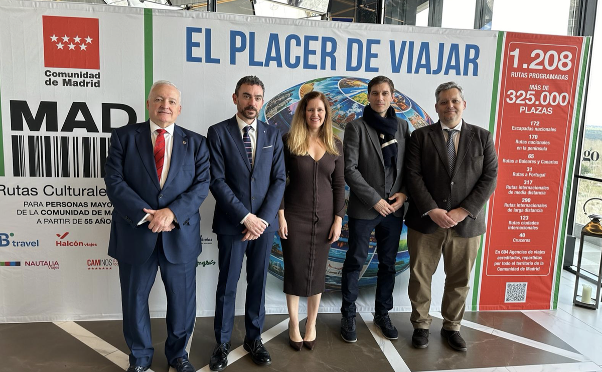 José Luis Méndez, presidente de UNAV; Óscar Álvarez, director general de Atención al Mayor y a la Dependencia; Ana Dávila-Ponce de León Municio, consejera de Familia, Juventud y Asuntos Sociales; César Gutierrez, presidente de FETAVE; e Iván Méndez, gerente de UNAV y consejero de FEMAV.